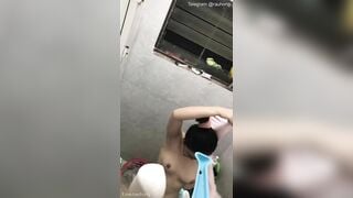 Liều mình leo tường quay lén em teen sinh viên kính cận đi tắm xém bị phát hiện