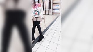 E teen dâm chân dài mình dây lột đồ khoe lồn dâm đi dạo mua đồ trong siêu thị p2