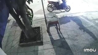 Buôn bán đã ế ẩm mà em ấy còn đái trước nhà nữa