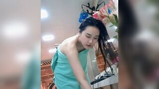 tổng hợp clip quay lén những cô gái xinh đẹp trong nhà tắm công cộng p6