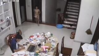 Ông anh ngồi làm việc mà con em cứ cởi quần áo chạy long nhong qua lại