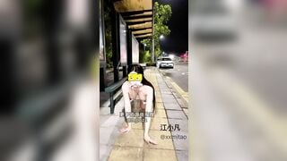 Dâm nữ vú bự thích làm slave nữa đêm kẹp vú ra đường bò show lồn cho mọi người xem