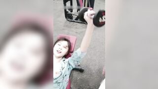 Dâm nữ tập gym nâng tạ show hàng gạ a PT tập xog vào luôn ks địt nhau cho nóng