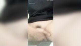 Rau non trốn vào nhà vệ sinh ngồi trên bồn cầu xoa hột le vạch bím móc lồn quay video