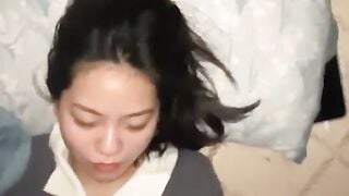 Lẻn vào phòng eg họ nằm ngủ không dám địt chỉ dám thủ dâm rồi xuất lên tóc em nó
