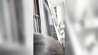 Em teen dâm xinh đẹp trắng múp kéo rèm show hàng bên cạnh cửa sổ