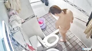 Quay lén c dâu đi đái,rửa lồn xog k mặc áo vú mà mặc mỗi lớp áo ngoài nhô đầu ti p3