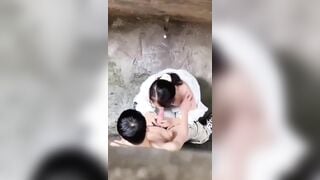 2 đứa làm gì trong ngõ thế