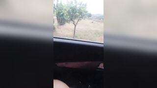 Trải nghiệm khó quên đụ quí bà trên xe hơi giữa trốn đông người.