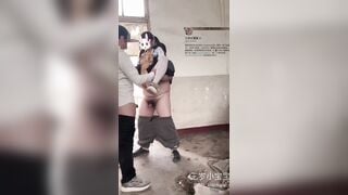 E hs ngây thơ đi ngang qua nhà hoang bị 2 tên biến thái đè ra híp dăm bắn ngập lồn