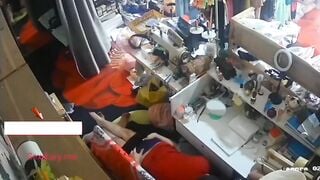 Hack cam vợ chồng chủ shop quần áo địt nhau ngay tại quầy