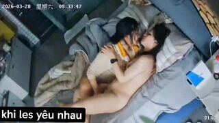 Em gái 16 tuổi bị les mân nê móc lồn chị họ ân ái như vợ chồng, nhìn nứng thật.