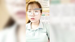 Thêm một cô giáo thủ dâm khi đang dạy học