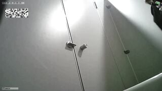 quay lén nhà vệ sinh nữ trong trung tâm thương mại đi đái hồi hộp quá - phần 15