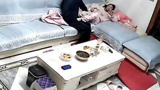 Cháu gái 17 tuổi bấm điện ông chú họ tụt quần xàm sở, hứng quá hồi ông muốn đụ luôn.