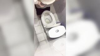 quay lén nhà vệ sinh nữ trong trung tâm thương mại đi đái hồi hộp quá - phần 36