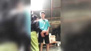 Không biết thằng cháu họ 16 tuổi nứng cặc khi nào gặp dì nó liền xin đụ, dì cũng cho.