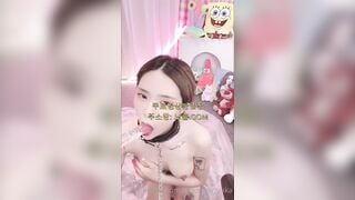 Huấn luyện e gái xinh Thành con đĩ, Bắt bú liếm cu giả, Tự Bóp Vú Rên rỉ quay video