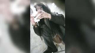 Chị họ đi đái thằng em họ cũng vào theo,còn đứng xem chỉ lau lồn thế nào khi đái xong