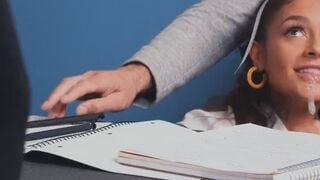 Thầy hiệu trưởng bắt nữ sinh bú cu trong phòng làm việc thì bị phụ huynh phát hiện