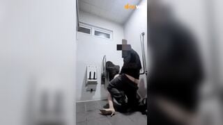 E teen say rượu ngất trong nhà vệ sinh bị người lạ thay phiên nhau vào móc đè ra đụ 2