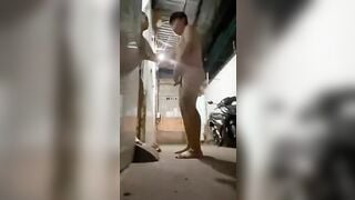 Ông chủ trọ và em sinh viên ra hành lang nhà trọ thanh toán tiền phòng.