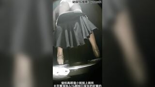 Lắp cam quay lén trg nhà vệ sinh quán quay lén e teen mông to tròn trắng múp đi đái