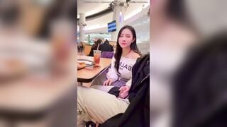 Public gái xinh bú cặc ngay trong quán ăn đông người