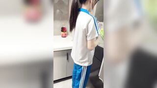 Em học sinh dâm đãng trong kì nghỉ hè với bố dượng