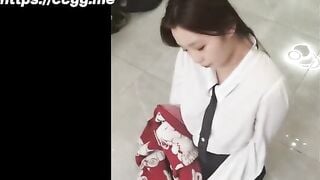 Dâm nữ thích làm chó cái tình nguyện làm bồn chứa cho đàn ông xả tinh đái lên người