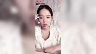 Em hàng vú bự Việt Nam cực dâm livetream trên tiktok show cả vú với đầu ti
