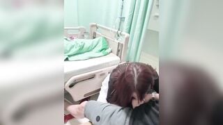 Ăn con cặc to đùng của bạn tình ngay trước mặt bệnh nhân có tệ lắm không?