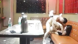 Đi hát thì ít, Mà đè nhân viên Loli lồn rậm Ra lút cán djt nhau ở Karaoke rên rỉ