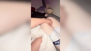 Con em họ nằm tụt sì líp nằm phơi lồn giả vờ ngủ say để anh trai móc lồn rồi đụ.