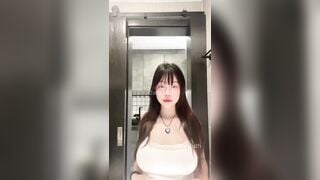 Gái xinh chubby vú to lồn múp thủ dâm bằng cu giả dâm đãng