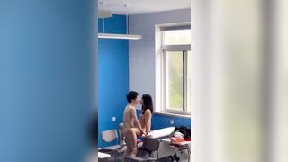 má hai em học sinh lén lút chịch nhau khi trong lớp không có ai