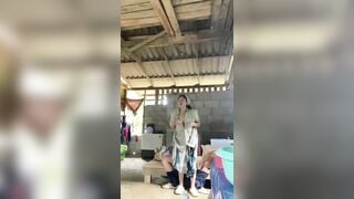 Thằng em họ nứng cặc đến nhà năn nỉ xin đụ, chị gái thương nên cho đụ.