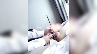 Dùng bút lông cù loét hột le cho em hầu gái vú bự sướng co giật banh lồn cho a xoa