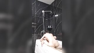 cuộc chiến không hồi kết trong nhà tắm với bé sinh viên năm nhất