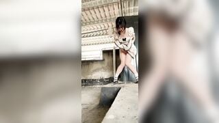 Không tìm được chỗ đi vệ sinh, tè ra quần trên đường bị bao nhiêu người nhìn chằm chằ