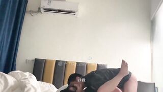 Con gái riêng 17 tuổi của vợ vui vẻ đụ nhau cực dâm với ông bố dượng khi mẹ vắng nhà.
