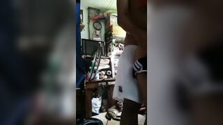 Em gái 17 tuổi ở nhà không chịu mặc sì líp anh họ phát hiện rồi đòi đụ được đồng ý.