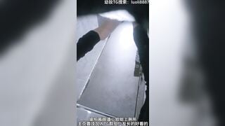 Đặt cam kín quay lén em teen cực xinh mông tròn đi đái trong nhà vệ sinh công cộng
