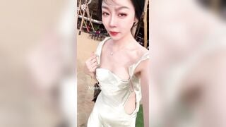 Gái xinh Loli mình dây Đi biển, Lén show vú Hồng hào nơi đông người public