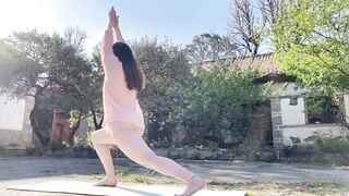 Gái Hàn không mặc quần tập yoga ngoài trời nhìn nứng thực sự