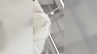 quay lén bé xinh xắn mặc váy đi siêu thị em ngon miễn bàn