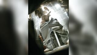 Quay lén lồn chị gái xin vào nhà đái nhờ trước khi đái chụp hình lồn vừa đái vừa móc.