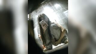 Quay lén lồn chị đẹp xin đái nhờ trước khi đái chụp hình lồn rồi vừa đái vừa xoa lồn.