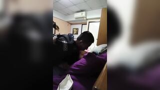 Dì đang buồn ngủ mà thằng cháu họ 17 tuổi vào phòng bú liếm đòi đụ cho bằng được.