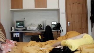 Em gái 20 tuổi đang ngủ thằng anh họ ở ngoài vào đè đụ tới tấp nhiều tư thế.